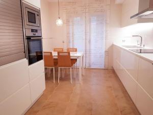 Kuchnia lub aneks kuchenny w obiekcie SANXENXO SUITES CON VISTAS Muy Bien Ubicado