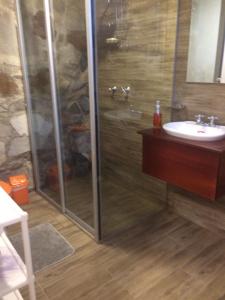 y baño con ducha y lavamanos. en NUESTRA CASA - OUR HOME Suite-Studio Cuenca by A2CC en Cuenca