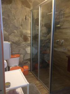 y baño con ducha y aseo. en NUESTRA CASA - OUR HOME Suite-Studio Cuenca by A2CC, en Cuenca