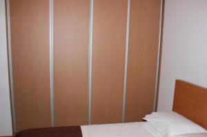 GinetesにあるA Casa Sousaのベッドルーム1室(ベッド1台、木製クローゼット付)