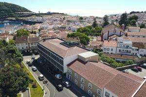 una vista aérea de una ciudad con un edificio en Hotel Cruzeiro en Angra do Heroísmo