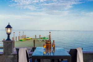 uma mesa com garrafas ao lado da água em Kayalar Blue Beach Hotel em Sazlı