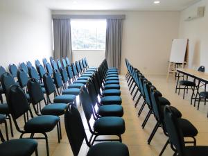 a room with chairs and tables and a whiteboard at Lazuli Hotel in Itatiba