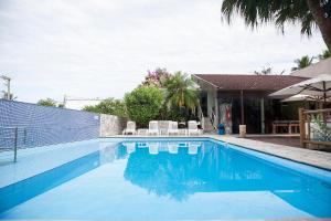 A piscina localizada em Pousada Sol e Mar ou nos arredores
