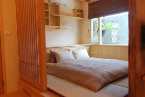 礁溪鄉的住宿－大漁日和，一间带床的卧室,位于带窗户的房间内