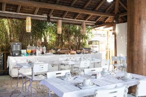 Um restaurante ou outro lugar para comer em Pousada Sol e Mar