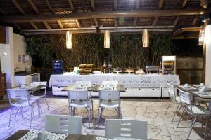 Um restaurante ou outro lugar para comer em Pousada Sol e Mar
