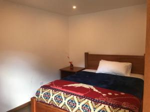 Postel nebo postele na pokoji v ubytování Community Hostel Alausi