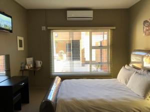 Ένα ή περισσότερα κρεβάτια σε δωμάτιο στο City Lodge Etosha +50 φωτογραφίες