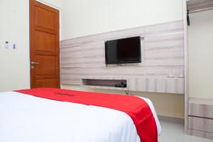 Μια τηλεόραση ή/και κέντρο ψυχαγωγίας στο RedDoorz Plus near Pasundan University
