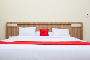 Ένα ή περισσότερα κρεβάτια σε δωμάτιο στο RedDoorz Plus near Pasundan University