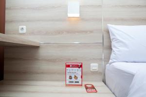 Ένα ή περισσότερα κρεβάτια σε δωμάτιο στο RedDoorz Plus near Pasundan University