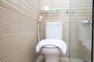 Ένα μπάνιο στο RedDoorz Plus near Pasundan University