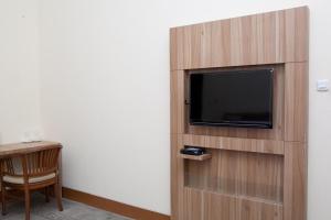 Μια τηλεόραση ή/και κέντρο ψυχαγωγίας στο RedDoorz Plus near Pasundan University