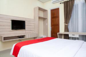 Ένα ή περισσότερα κρεβάτια σε δωμάτιο στο RedDoorz Plus near Pasundan University