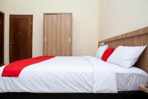 Ένα ή περισσότερα κρεβάτια σε δωμάτιο στο RedDoorz Plus near Pasundan University