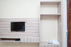 Μια τηλεόραση ή/και κέντρο ψυχαγωγίας στο RedDoorz Plus near Pasundan University
