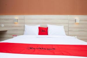 Ένα ή περισσότερα κρεβάτια σε δωμάτιο στο RedDoorz Plus near Pasundan University