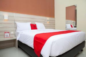 Ένα ή περισσότερα κρεβάτια σε δωμάτιο στο RedDoorz Plus near Pasundan University