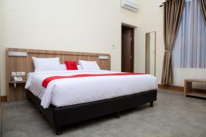 Ένα ή περισσότερα κρεβάτια σε δωμάτιο στο RedDoorz Plus near Pasundan University