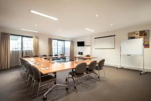 une grande salle de conférence avec une grande table et des chaises dans l'établissement Quest Glen Waverley, à Glen Waverley