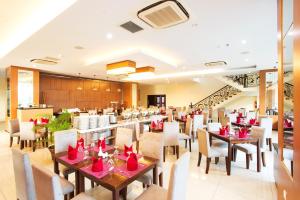 Restaurant ou autre lieu de restauration dans l'établissement Tara Hotel Yogyakarta