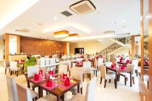 Restoran või mõni muu söögikoht majutusasutuses Tara Hotel Yogyakarta
