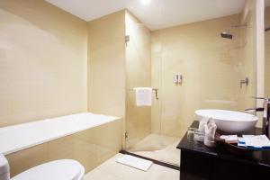 Kupatilo u objektu Tara Hotel Yogyakarta