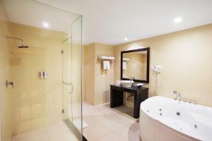 Kupatilo u objektu Tara Hotel Yogyakarta