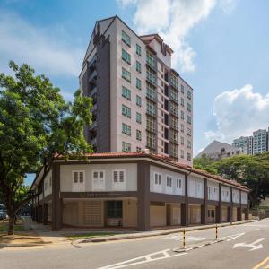 un edificio alto en la esquina de una calle en Park Avenue Robertson, en Singapur