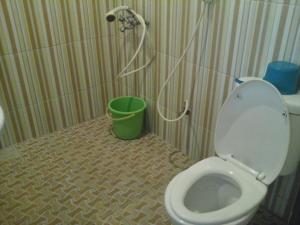 Koupelna v ubytování Cemara Indah Hotel + 37 fotografií