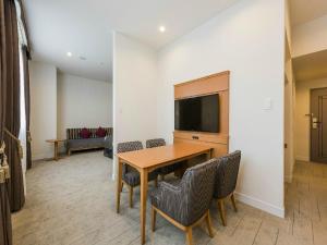 TV a/nebo společenská místnost v ubytování HOTEL MYSTAYS Sapporo Aspen
