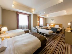 Postel nebo postele na pokoji v ubytování HOTEL MYSTAYS Sapporo Aspen