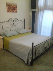 1 dormitorio con 1 cama grande con colcha blanca en B&B Casa Dei Mille, en Pizzo