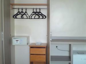 a kitchen area with a sink, microwave, and refrigerator at Rede Andrade Barra in Salvador
