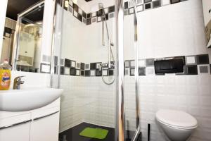 a bathroom with a shower and a toilet and a sink at City Central Hostel - Pokoje prywatne in Wrocław