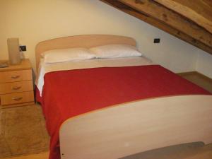 a bedroom with a large bed with a wooden frame at Cliobb in Campagna