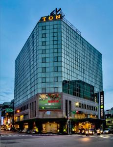 un edificio alto con un cartel encima en The Carlton Hotel Hsinchu en Hsinchu City