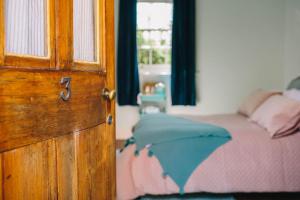 1 dormitorio con 1 cama con sombrilla azul en Terroir Auburn, en Auburn