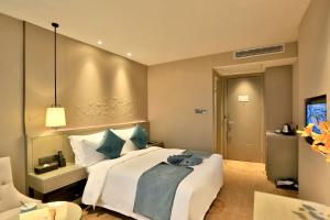 Un pat sau paturi într-o cameră la Byland Star Hotel