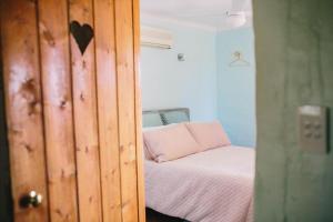 1 dormitorio con 1 cama con almohada rosa en Terroir Auburn, en Auburn