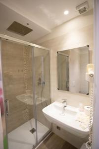 Ett badrum på Hotel Ragno D'Oro