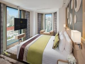 Postel nebo postele na pokoji v ubytování Solitaire Bangkok Sukhumvit 11