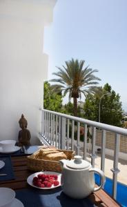- une table avec une théière sur une table sur un balcon dans l'établissement Hip & Cozy 2 room apt, à Torremolinos