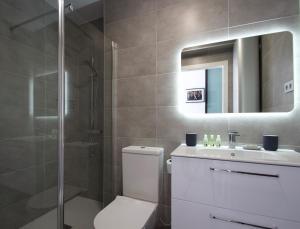 La salle de bains est pourvue d'une douche, de toilettes et d'un lavabo. dans l'établissement Hip & Cozy 2 room apt, à Torremolinos