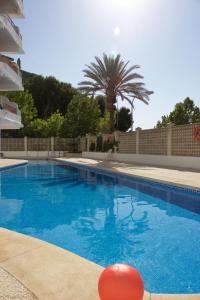 - une grande piscine avec un ballon rouge devant dans l'établissement Hip & Cozy 2 room apt, à Torremolinos