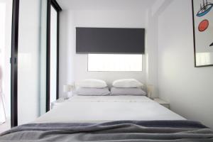 トレモリノスにあるHip & Cozy 2 room aptの白いベッドルーム(大型ベッド1台、枕2つ付)