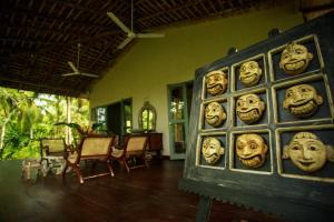 um quarto com um monte de máscaras na parede em Ginganga Lodge em Galle