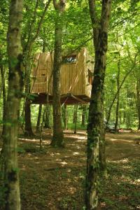 a tree house in the middle of the woods at Cabanes Espace Fouletot in Mont-sous-Vaudrey