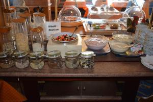 eine Theke mit vielen Lebensmittelgläsern auf dem Tisch in der Unterkunft Hotel Resi von der Post in Bad Wiessee